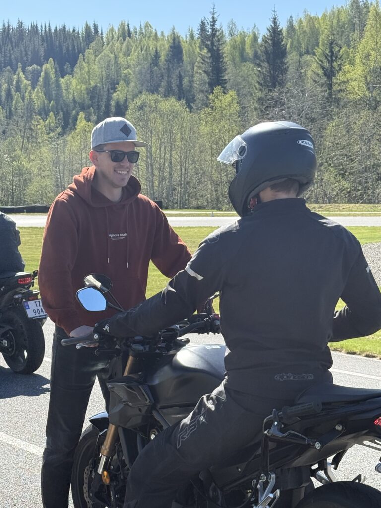 Riktig MC-bekledning er påkrevd før kjøretimer hos NR1 Trafikkskole i Lillehammer MC bekledning med hjelm jakke hansker og støvler før kjøretime i Lillehammer